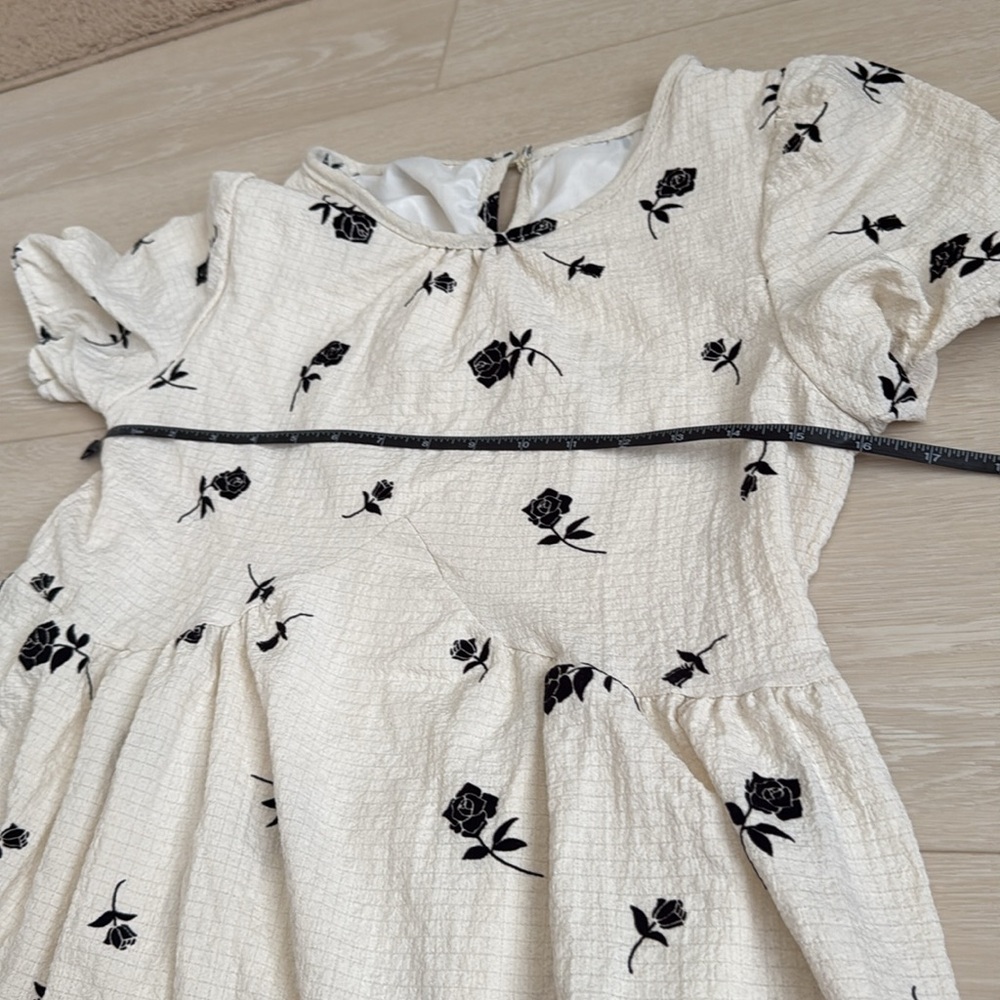 ✨ Black and Cream Floral Midi Short Sleeve Dress - Picture 3 of 7